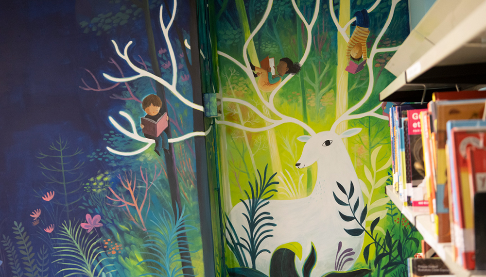 Illustration d'un mur de bibliothèque publique réalisée par Ian De Haes voir iandehaes.com