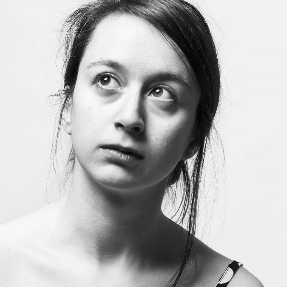 Photo portrait en noir et blanc de Sarah Gréselle